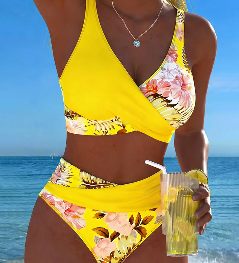 Bikini s kontrastním květinovým vzorem a rozparkem